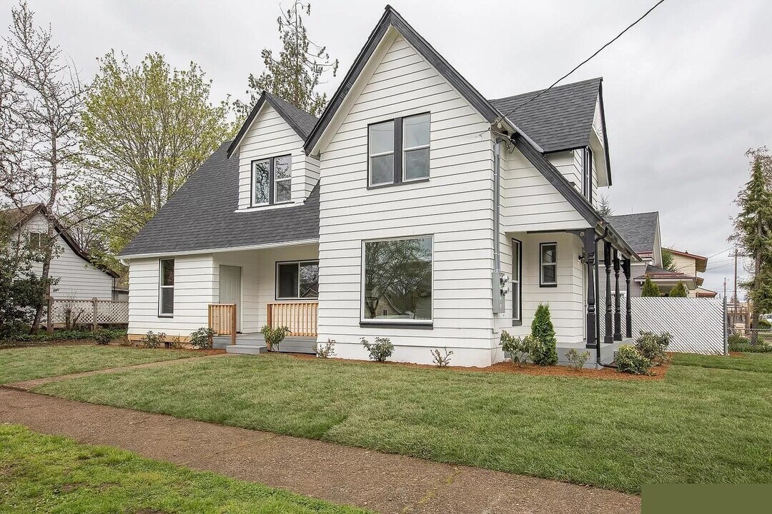 180 SE Ash St in Dallas, OR - Building Photo