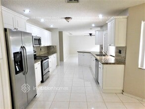 9080 NW 13th St in Plantation, FL - Foto de edificio - Building Photo