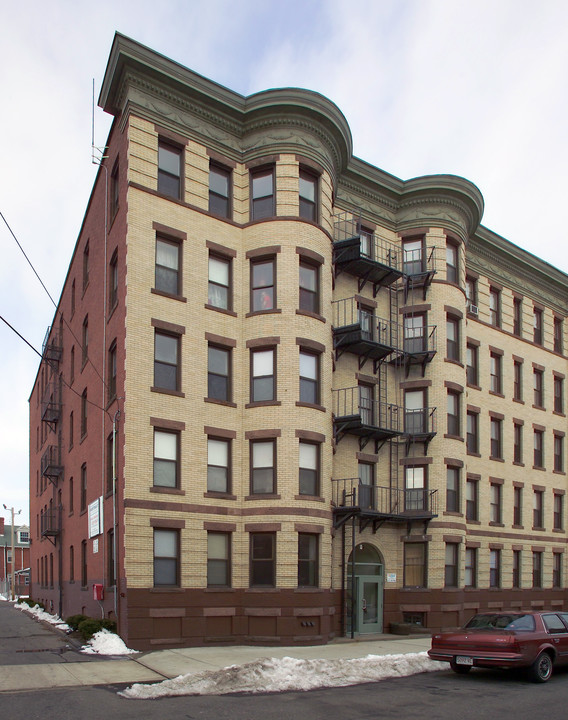 13 N East St in Holyoke, MA - Building Photo