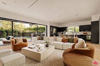 5988 W 76th St in Los Angeles, CA - Foto de edificio - Building Photo