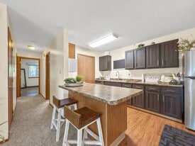 Sun Prairie & Vista Court in West Des Moines, IA - Building Photo