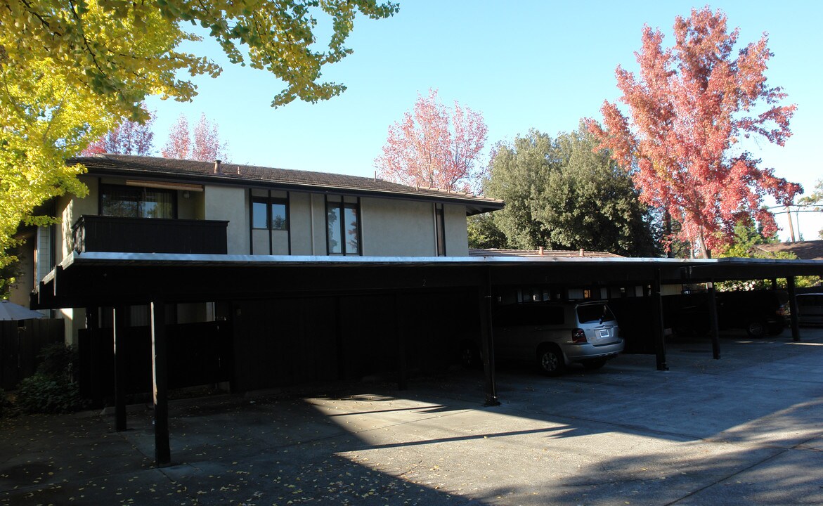 1936 Desert Cor in Walnut Creek, CA - Foto de edificio