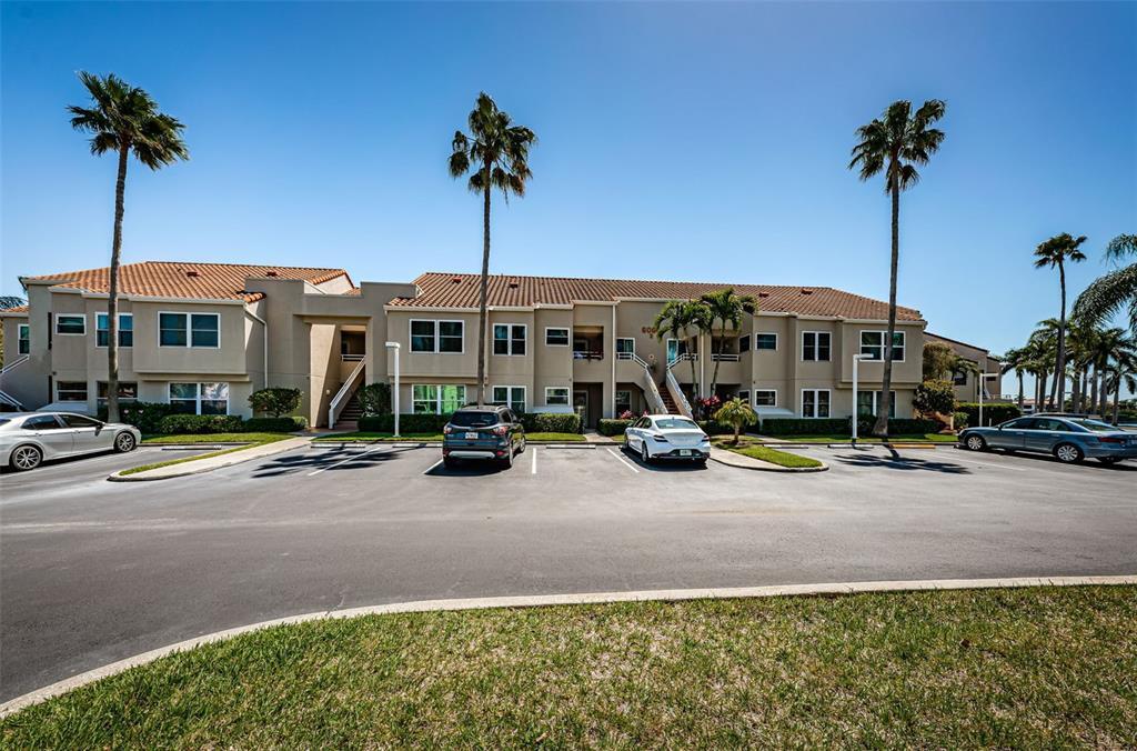 6080 Bahia Del Mar Cir in St. Petersburg, FL - Foto de edificio