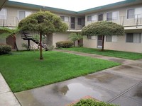 Royale Apartments in San Leandro, CA - Foto de edificio - Building Photo