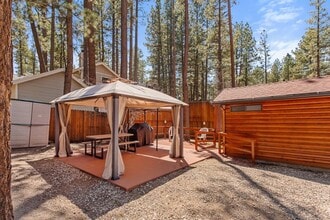 404 W Rainbow Blvd in Big Bear, CA - Foto de edificio - Building Photo