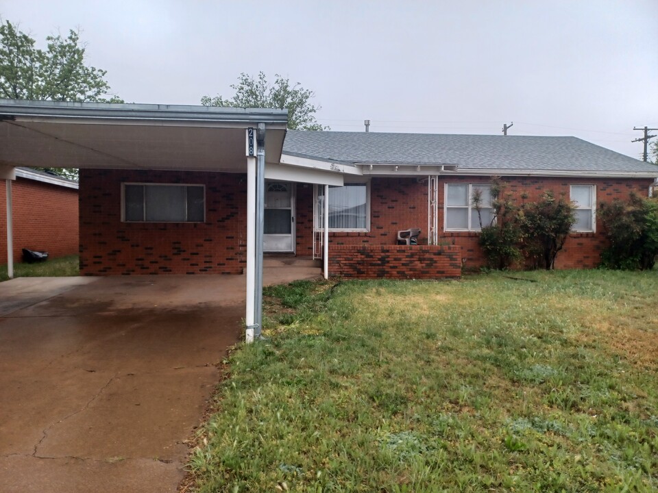 208 Acoma Dr in Clovis, NM - Building Photo