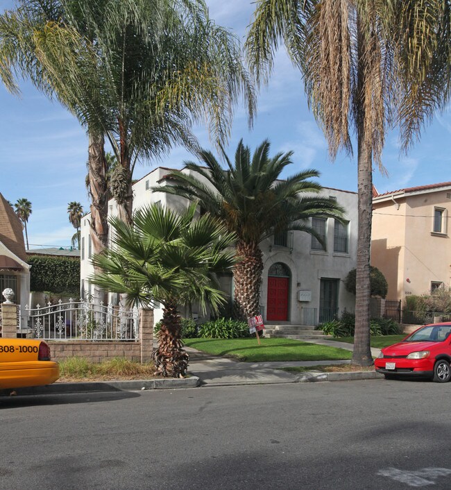 1555 Kenmore Ave in Los Angeles, CA - Building Photo - Building Photo