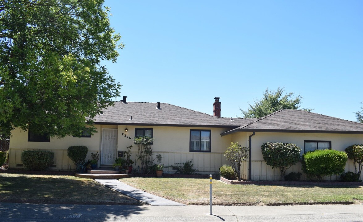 7376 Stratford St in Sacramento, CA - Foto de edificio