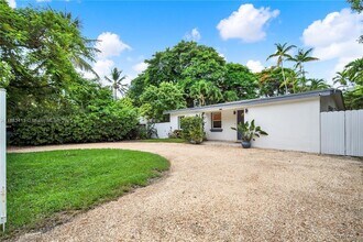 6400 SW 62nd Ct in South Miami, FL - Building Photo - Building Photo