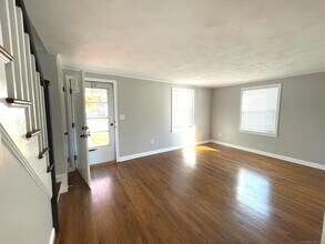 34 Monroe St in North Haven, CT - Building Photo - Building Photo