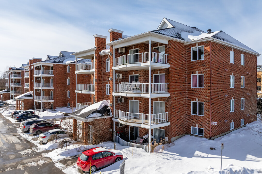 880 Laval Boul in Laval, QC - Building Photo