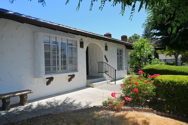 5941 S Land Park Dr in Sacramento, CA - Building Photo - Building Photo