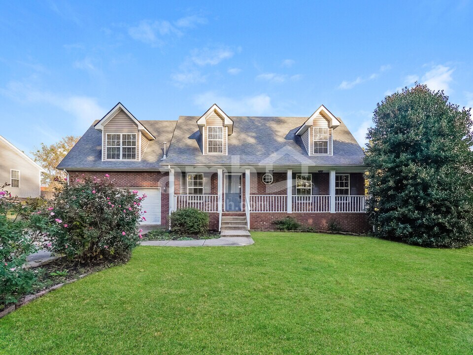 1733 Needmore Rd in Clarksville, TN - Foto de edificio