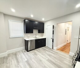 71 Saxton St, Unit 1 in Boston, MA - Foto de edificio - Building Photo