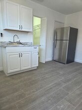 448 E 40th St, Unit Efficiency in Hialeah, FL - Building Photo - Building Photo