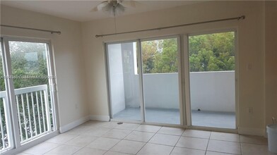 2740 SW 28th Ter, Unit 302 in Miami, FL - Building Photo - Building Photo