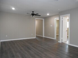 1547 Greenfield Rd in Hempstead, TX - Building Photo