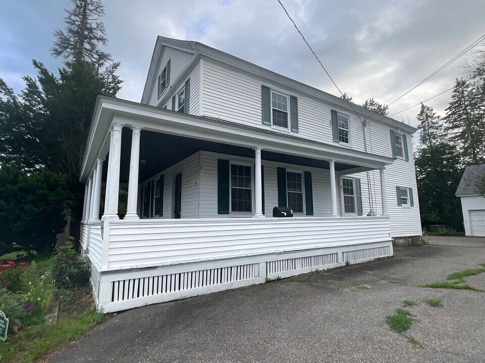 2 Kittredge Sq in Newmarket, NH - Building Photo
