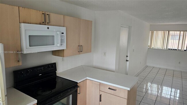 2710 W 60th Pl in Hialeah, FL - Building Photo - Building Photo