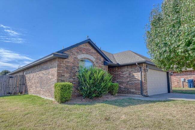 11108 SW 38th Cir in Mustang, OK - Building Photo - Building Photo