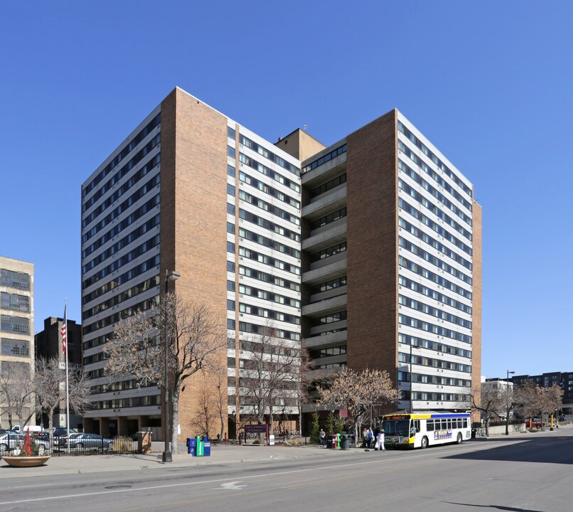 Atrium Apartments in Minneapolis, MN - Foto de edificio
