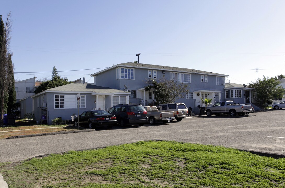 6701-6731 Kelly St in San Diego, CA - Building Photo