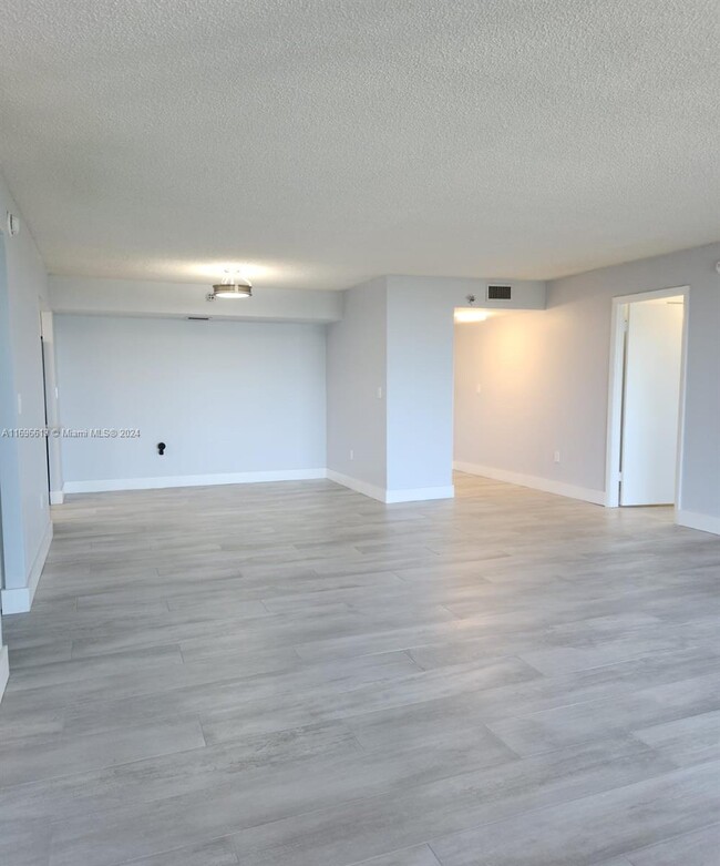 900 St Charles Pl in Pembroke Pines, FL - Building Photo - Building Photo