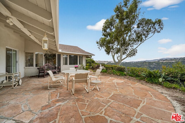 935 Linda Flora Dr in Los Angeles, CA - Building Photo - Building Photo