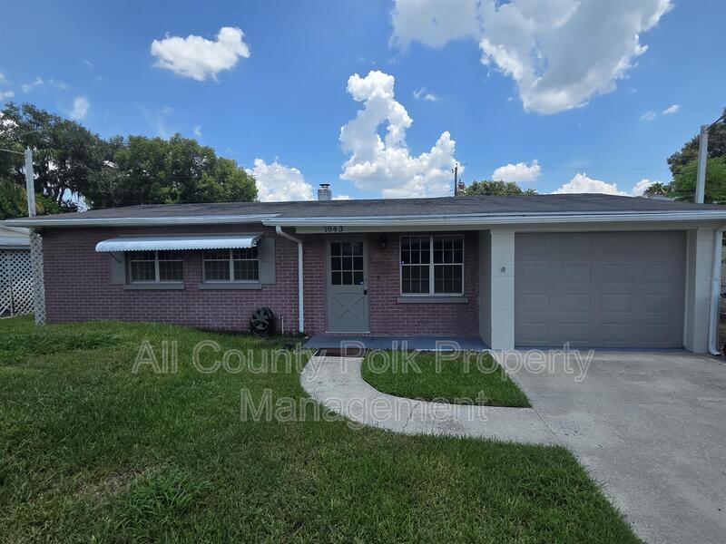 1043 Pineview Pl in Lakeland, FL - Building Photo