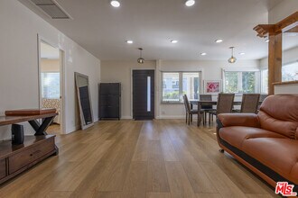 5123 Noble Ave in Los Angeles, CA - Building Photo - Building Photo