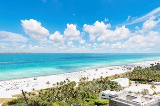 2301 Collins Ave in Miami Beach, FL - Foto de edificio - Building Photo