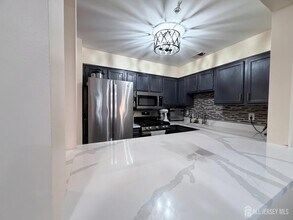 226 Waterford Dr in Edison, NJ - Building Photo - Building Photo