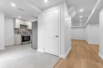 11 Valley Centre Dr in Toronto, ON - Building Photo - Building Photo