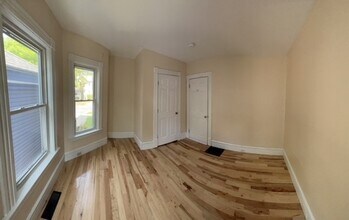 9 Booth St, Unit A in Burlington, VT - Building Photo - Building Photo