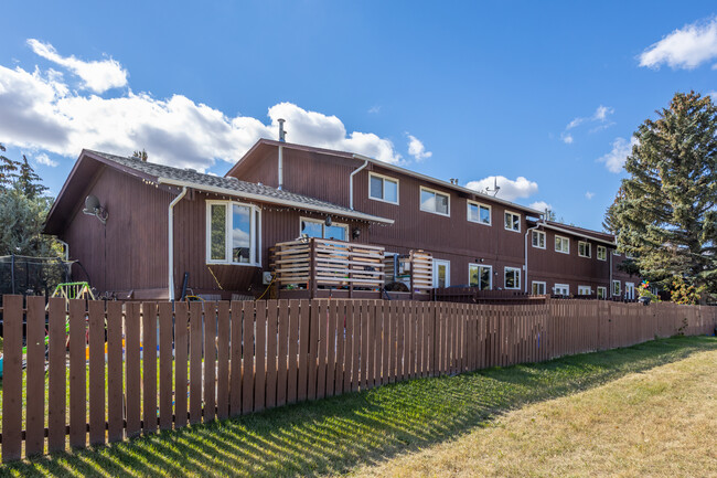 8 Pekisko Rd SW in High River, AB - Building Photo - Building Photo