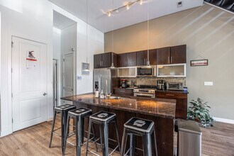 1002 W Lake St, Unit 2 in Chicago, IL - Foto de edificio - Building Photo