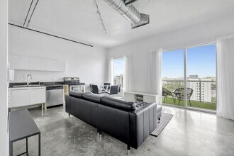 10 SW South River Dr in Miami, FL - Building Photo - Building Photo