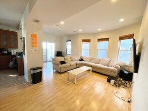 7 Iroquois St, Unit 3 in Boston, MA - Foto de edificio - Building Photo