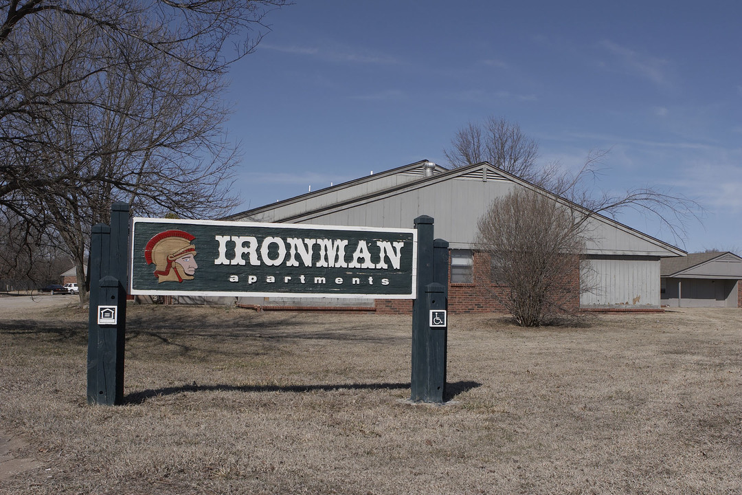 Ironman Apartments in Nowata, OK - Foto de edificio