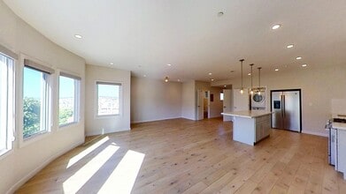 6635 3rd St, Unit 201 in San Francisco, CA - Foto de edificio - Building Photo
