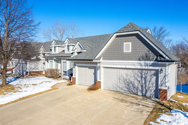 Crystal Creek Townhomes in Urbandale, IA - Foto de edificio - Building Photo