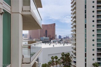 2857 Paradise Rd in Las Vegas, NV - Foto de edificio - Building Photo