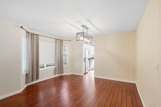 3725 NW Banff Dr in Portland, OR - Building Photo - Building Photo