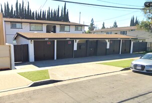 2302 W Roberta Ave, Unit #6 in Fullerton, CA - Building Photo