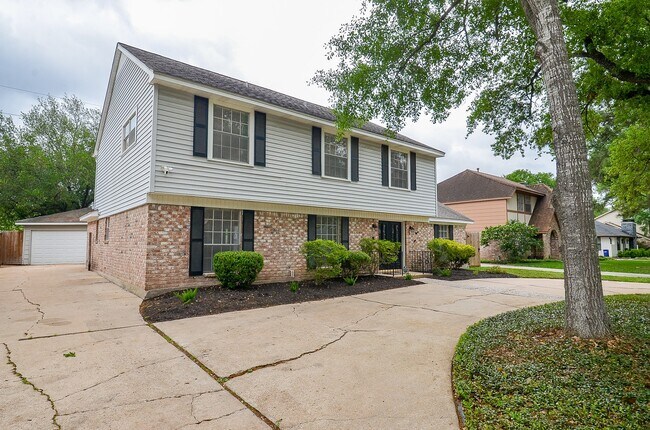 2019 Briarlee Dr in Houston, TX - Building Photo - Building Photo