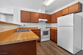 2654 Bryandouglas Dr in Las Vegas, NV - Building Photo - Building Photo