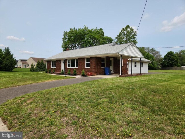 601 E Academy St in Clayton, NJ - Building Photo - Building Photo