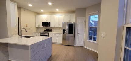 13 McMartin Ct in Jersey City, NJ - Building Photo - Building Photo