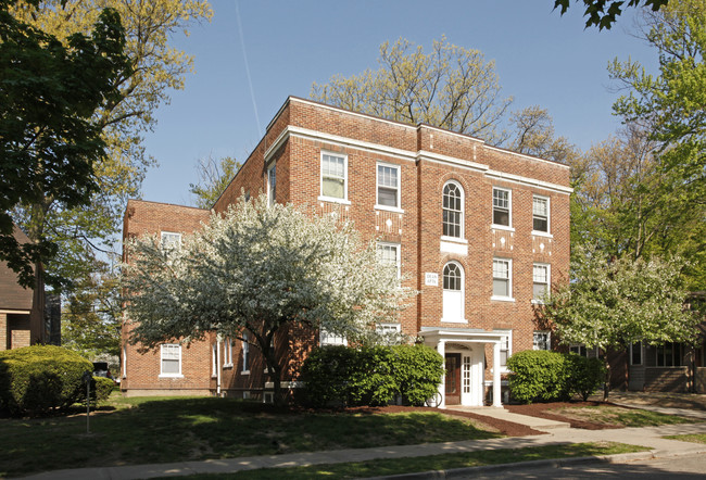 Dean Apartments in East Lansing, MI - Foto de edificio - Building Photo