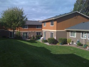 Brentwood Apartments in Mountlake Terrace, WA - Building Photo - Building Photo